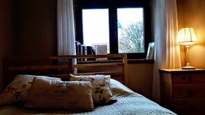 2 habitaciones, tabla de planchar con plancha, wifi y ropa de cama 