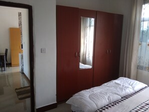 2 bedrooms, desk, iron/ironing board, WiFi - Apartment near St Augustine University (Mwanza)