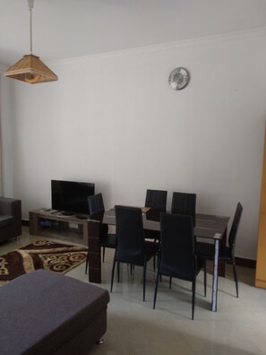 32-inch flat-screen TV with satellite channels, TV - Apartment near St Augustine University (Mwanza)