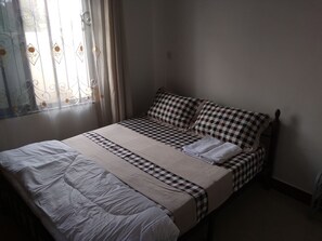 2 bedrooms, desk, iron/ironing board, WiFi - Apartment near St Augustine University (Mwanza)