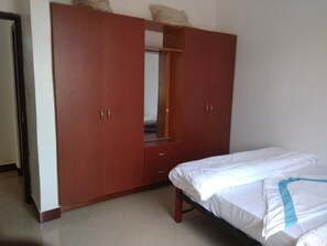 2 dormitoris, escriptori, planxa i posts de planxar i wifi