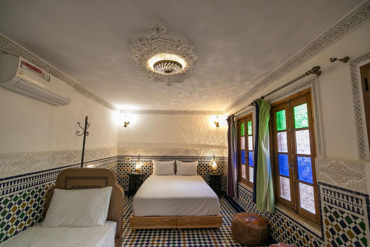 Escritorio, wifi gratis y ropa de cama
