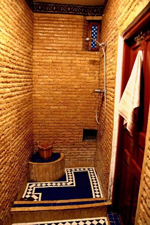 Comfort Triple Room (1) | Bathroom | Shower, rainfall showerhead, hair dryer, towels - Dar Elinor (Fes)