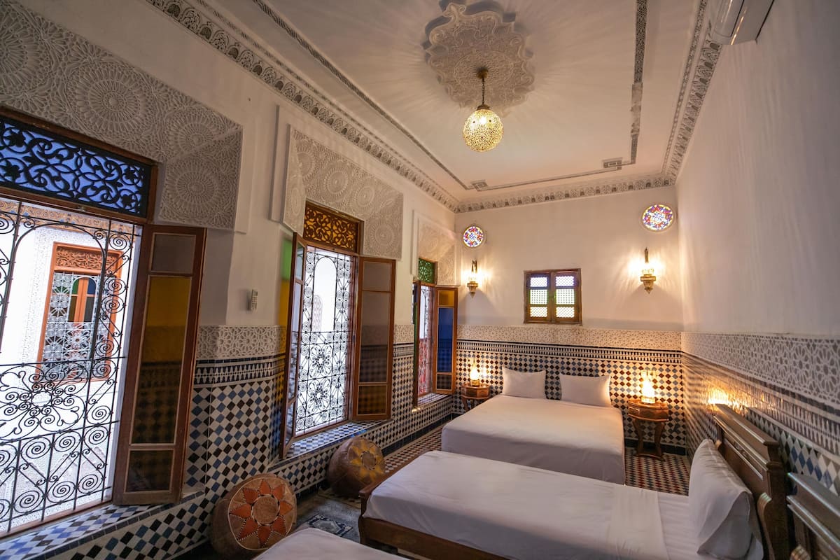 Escritorio, wifi gratis y ropa de cama