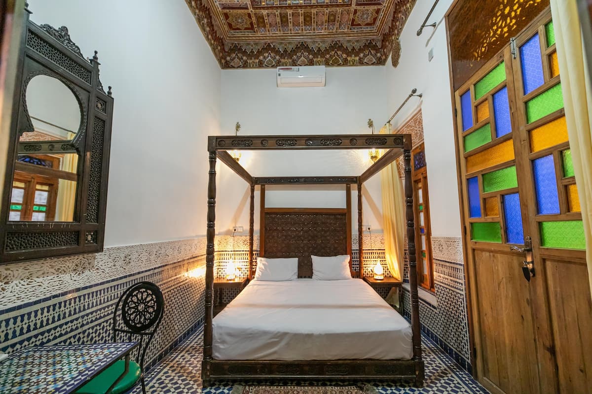 Escritorio, wifi gratis y ropa de cama