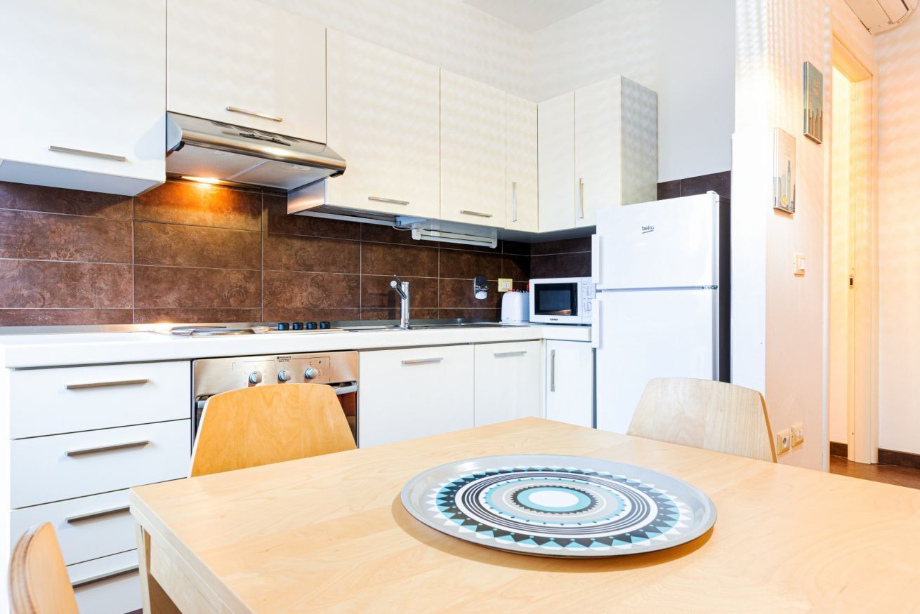 Réfrigérateur, micro-ondes, grille-pain