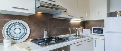 冰箱、微波炉、烤面包机、厨具/餐具