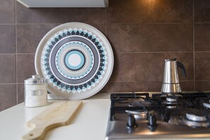 Kühlschrank, Mikrowelle, Toaster, Kochgeschirr/Geschirr/Besteck