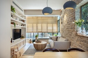 TV - Designer Gem in the Old North by FeelHome (Tel Aviv - Jaffa)