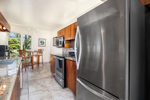 Kahvin-/teenkeitin, jääkaappi, mikroaaltouuni, uuni