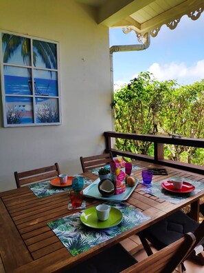 Outdoor dining - Charming apartment with swimming pool (Sainte-Anne)