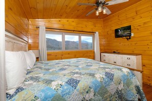 3 bedrooms, iron/ironing board, free WiFi, bed sheets - Gorgeous cabin in Gatlinburg. Hot tub, pool table, arcade game, and AMAZING VIEW! (GATLINBURG)