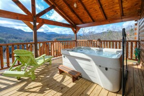 Property grounds - Gorgeous cabin in Gatlinburg. Hot tub, pool table, arcade game, and AMAZING VIEW! (GATLINBURG)