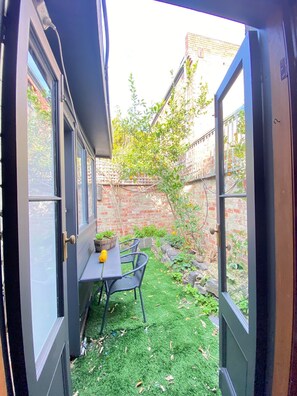 Outdoor dining - ***Fitzroy cottage- 3/4brms- 2baths. 2km city**** (fitzroy)