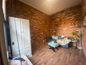 TV - ***Fitzroy cottage- 3/4brms- 2baths. 2km city**** (fitzroy)