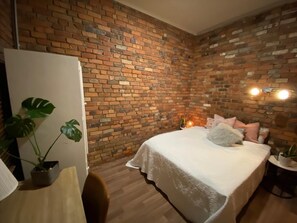4 bedrooms, desk, iron/ironing board, travel crib - ***Fitzroy cottage- 3/4brms- 2baths. 2km city**** (fitzroy)