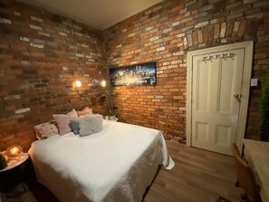 4 bedrooms, desk, iron/ironing board, travel cot - ***Fitzroy cottage- 3/4brms- 2baths. 2km city**** (fitzroy)