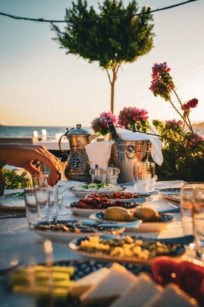 يتم تقديم الإفطار والغداء والعشاء 