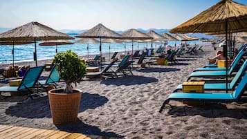 Playa privada, camastros y sombrillas