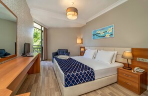 Chambre Standard, vue partielle sur la mer | Minibar, accès au Wi-Fi (inclus), literie fournie
