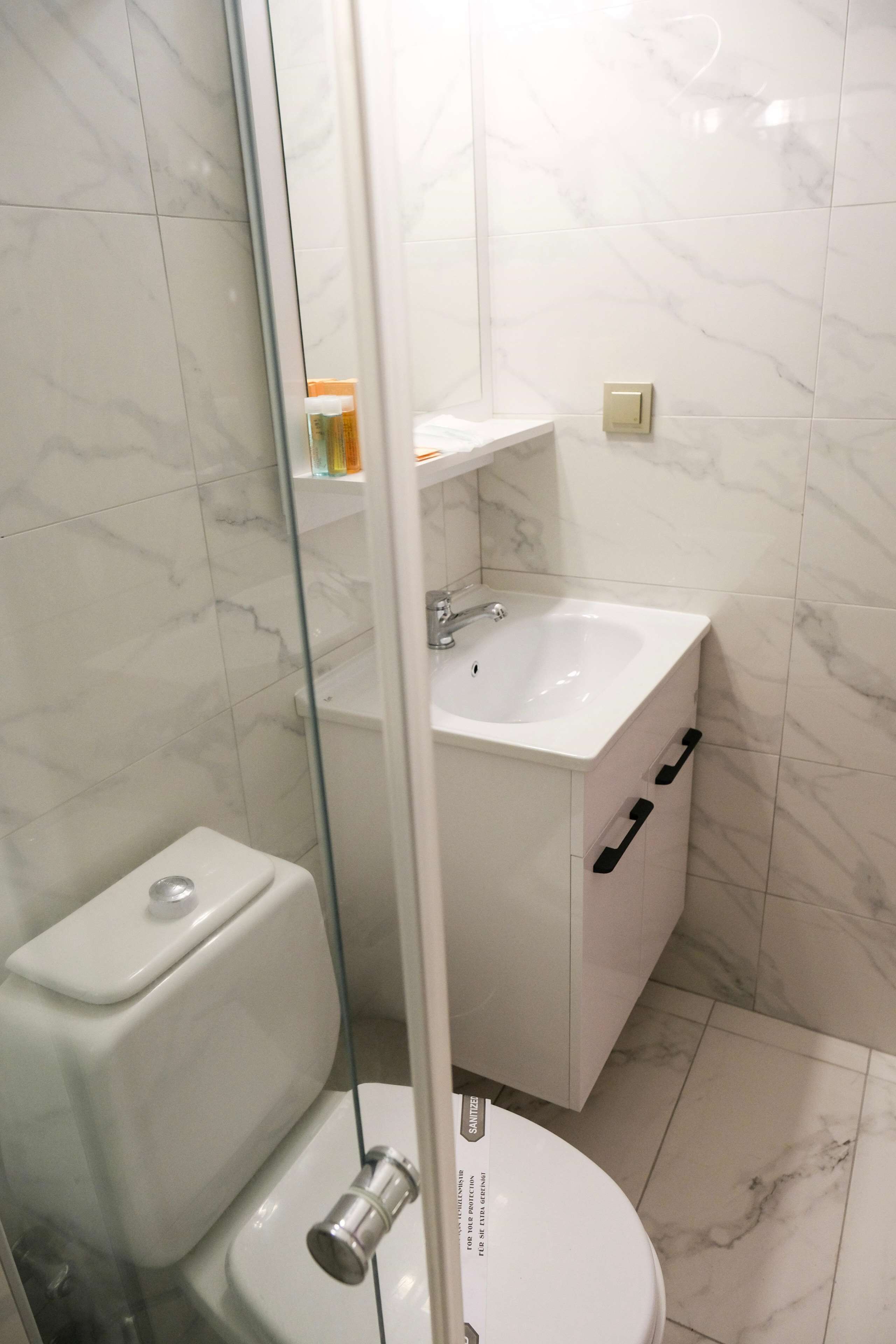 shower, rainfall showerhead, free toiletries, hair dryer