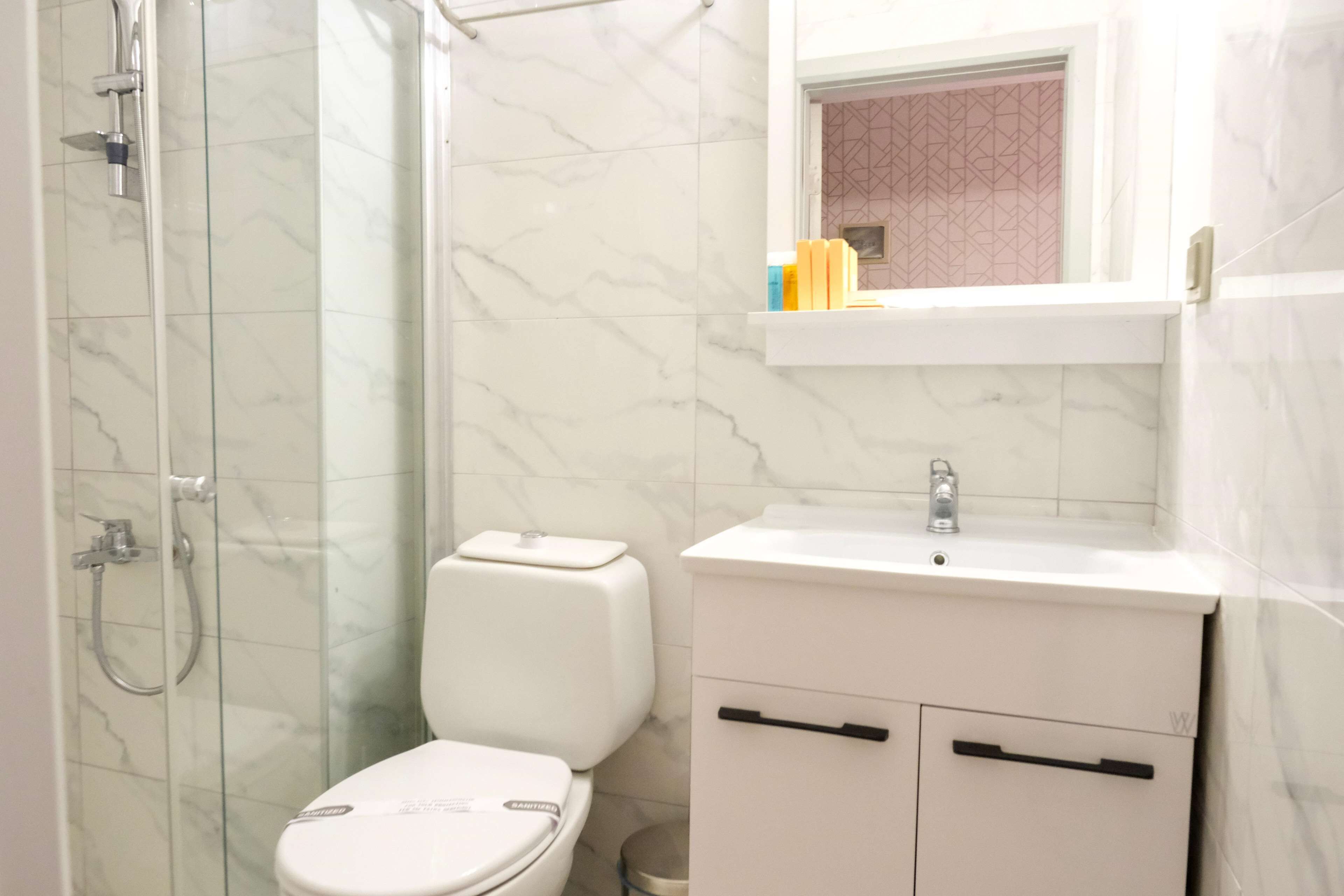 shower, rainfall showerhead, free toiletries, hair dryer