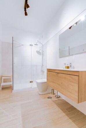 Badekar, hårføner og håndklær