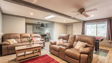 Smart TV, chimenea y oficina