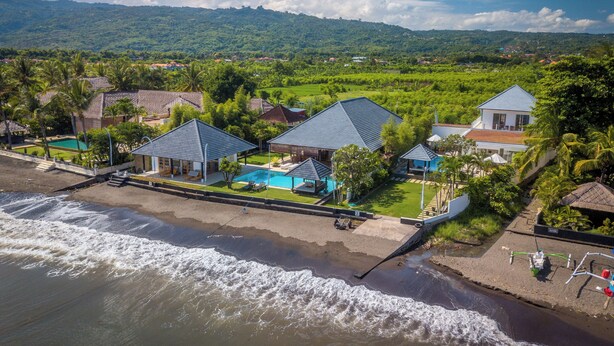 A coastal property with a swimming pool, beachfront, and lush greenery. - Beachfront pool villa: Free welcome dinner! With own boat! (Dencarik)