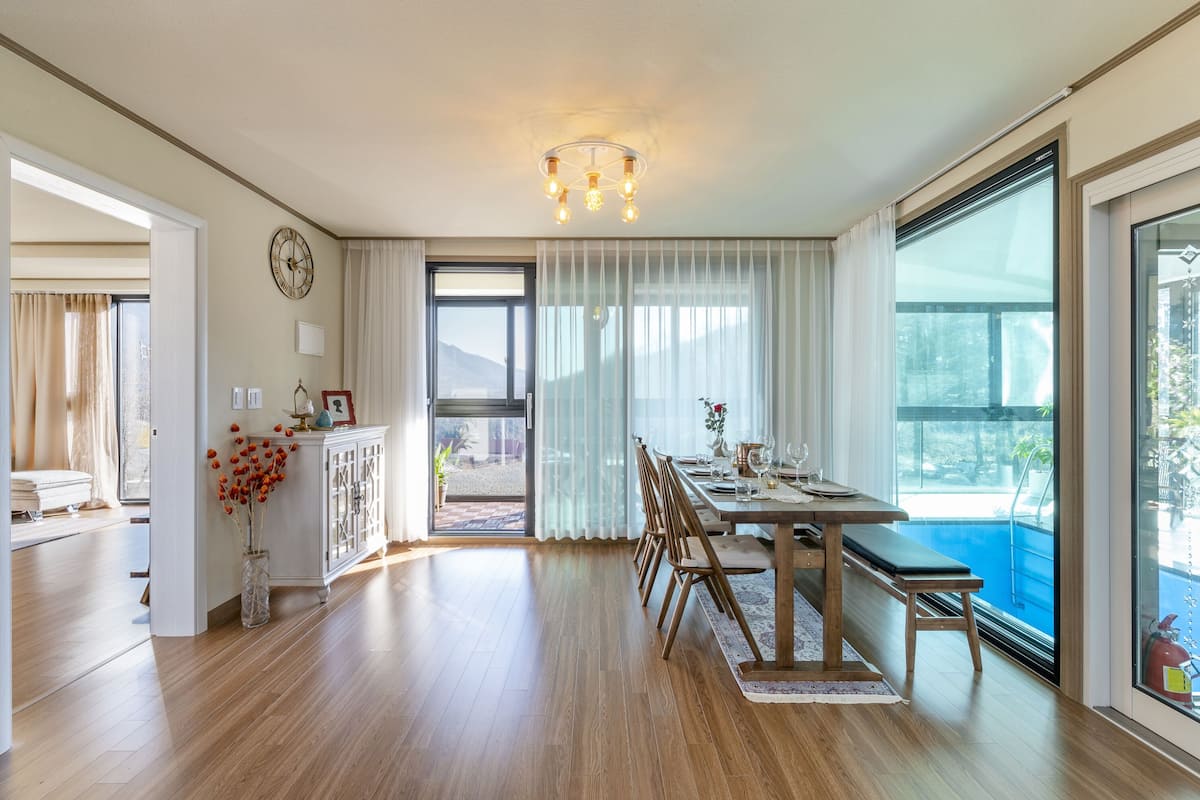 Suite (Pool/ Apr~Nov,Extra fee after 4people)