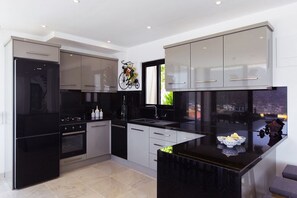 Kühlschrank, Mikrowelle, Ofen, Geschirrspüler