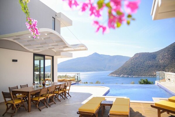 تناول الطعام بالخارج