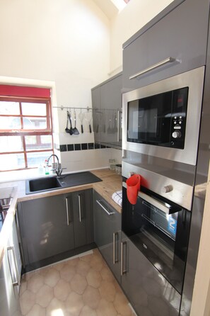 Fridge, oven, stovetop, dishwasher
