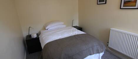 2 bedrooms, iron/ironing board, WiFi