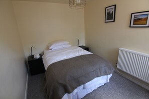 2 bedrooms, iron/ironing board, WiFi