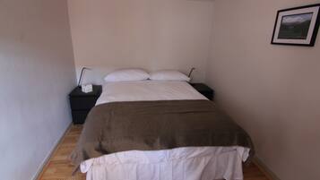 2 bedrooms, iron/ironing board, WiFi