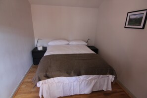 2 bedrooms, iron/ironing board, WiFi