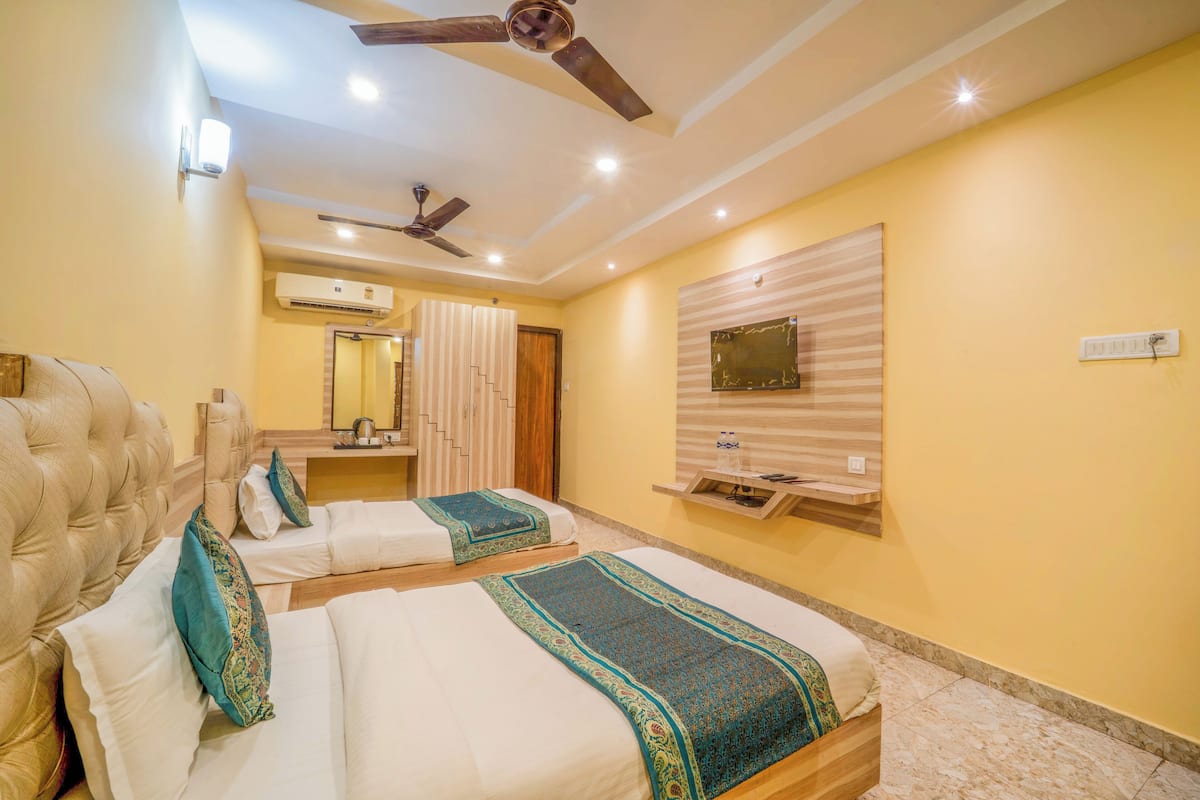 Deluxe Twin Room, 1 Bedroom | 1 bedroom, desk, soundproofing