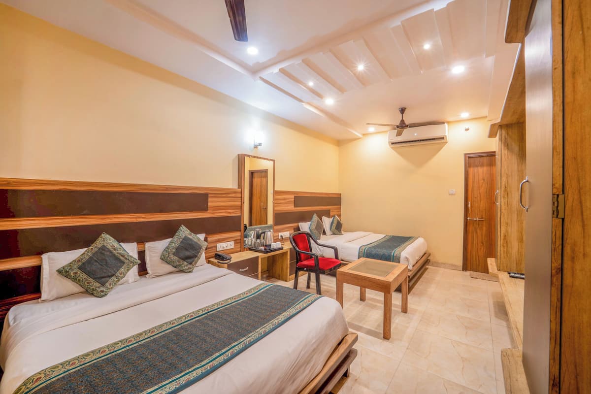 Family Room | 1 bedroom, desk, soundproofing