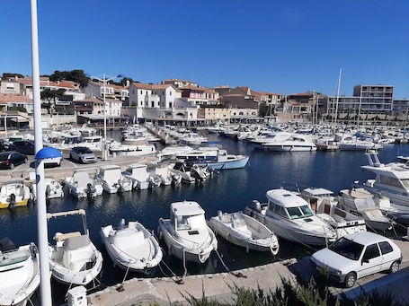 Marina. Comfortable, serene studio in residence, swimming pool, tennis court, private parking, terrace.