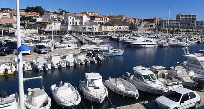 Studio piscine tennis Belle terrasse, proche port,plages,commerces, centre ville