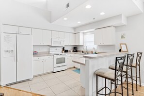 Kjøleskap, mikrobølgeovn, ovn og kokeplater