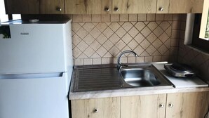 Full-size fridge, stovetop, cookware/dishes/utensils - Flutura Apartments (Vlorë)
