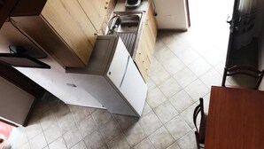 Full-size fridge, stovetop, cookware/dishes/utensils - Flutura Apartments (Vlorë)