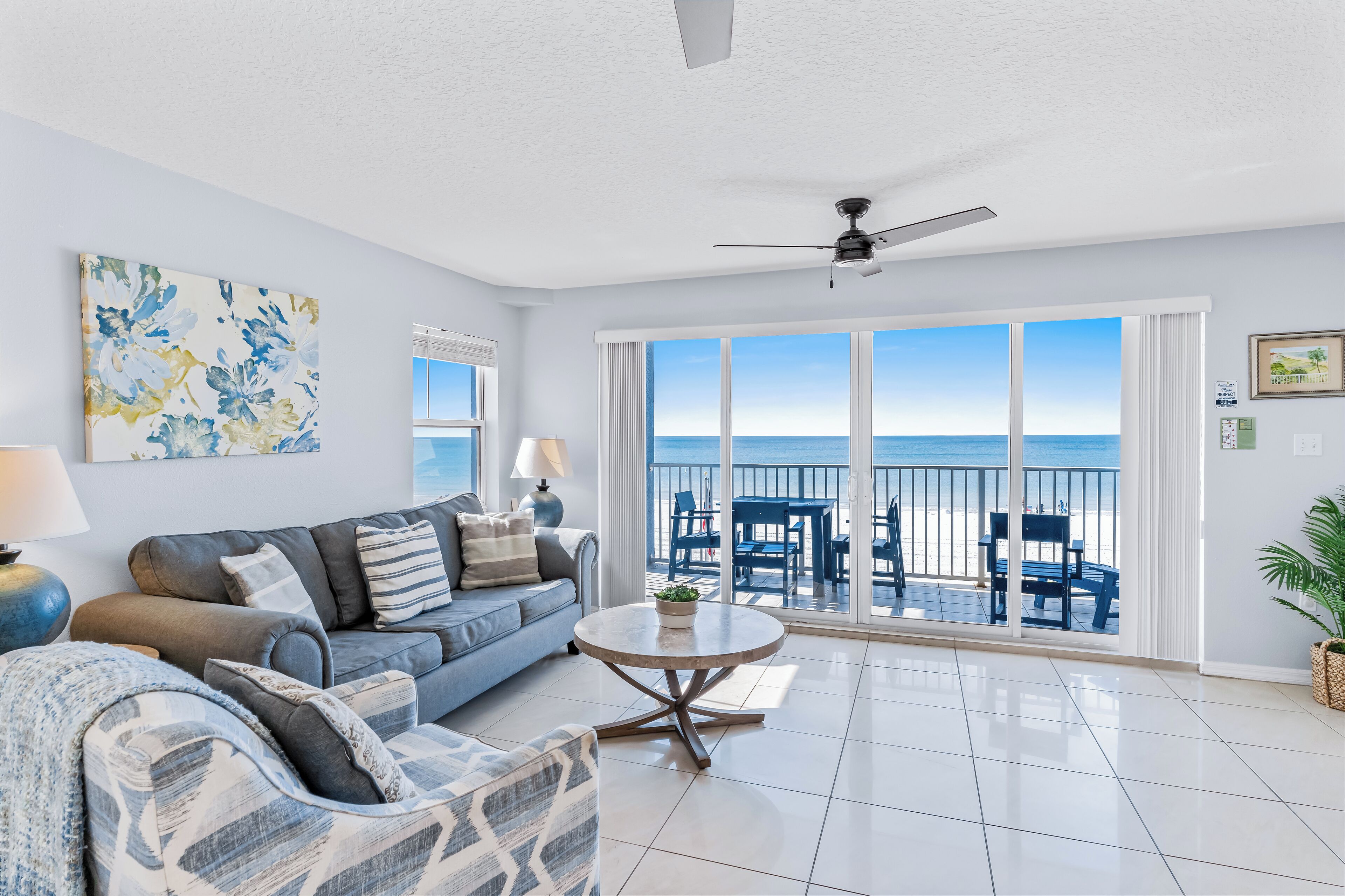 Una televisión, un reproductor de DVD, libros, una biblioteca de música