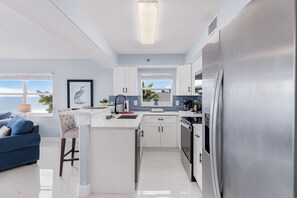 Fridge, microwave, stovetop, dishwasher