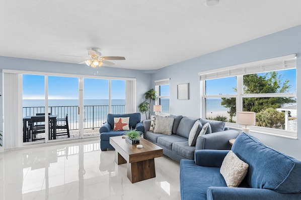 Fernseher, DVD-Player, Bücher, Videothek