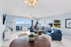 Fernseher, DVD-Player, Bücher, Videothek