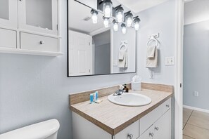 Dusch, hårtork och handdukar