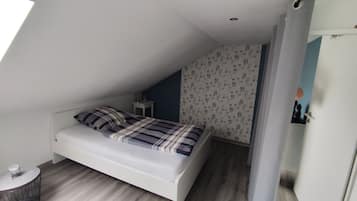 1 dormitori, escriptori i planxa i posts de planxar